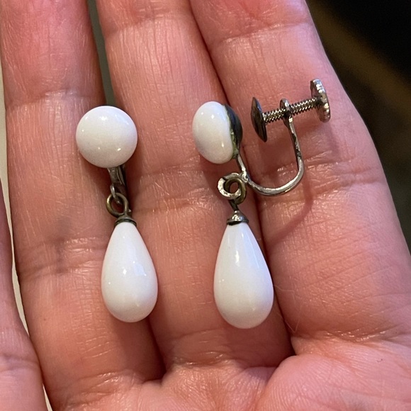 1940s Japanese white glass silver tone drop screw back earrings - Picture 2 of 3